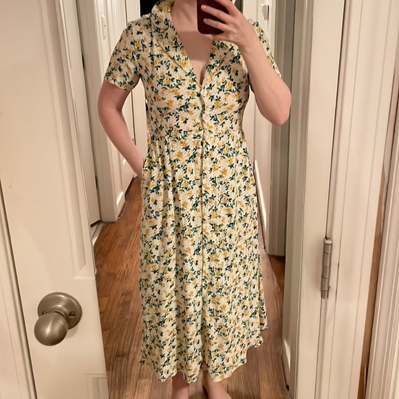Urban Outfitters Dresses & Skirts - Urban Outfitters button down retro looking floral MIDI dress